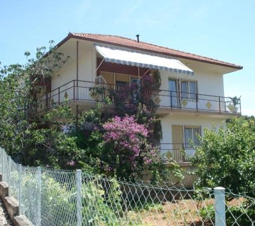Charming Apartment in Vinisce with Jetty