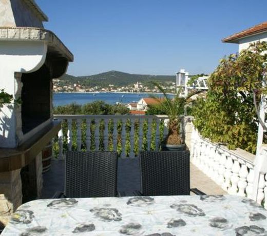 Charming Apartment in Vinisce with Jetty