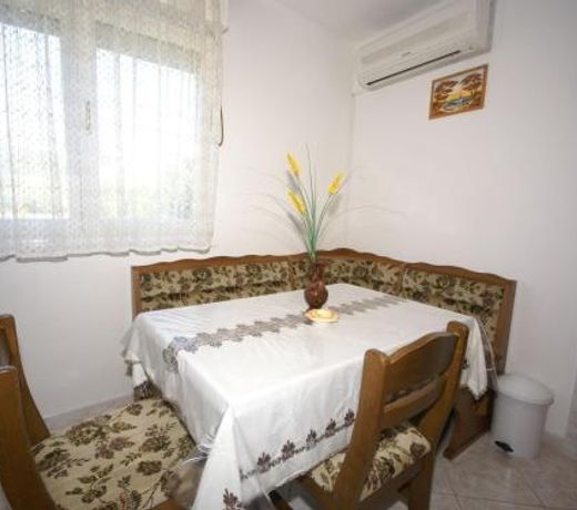Charming Apartment in Vinisce with Jetty