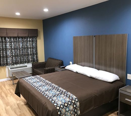 Deluxe Inn & Suites - Baytown