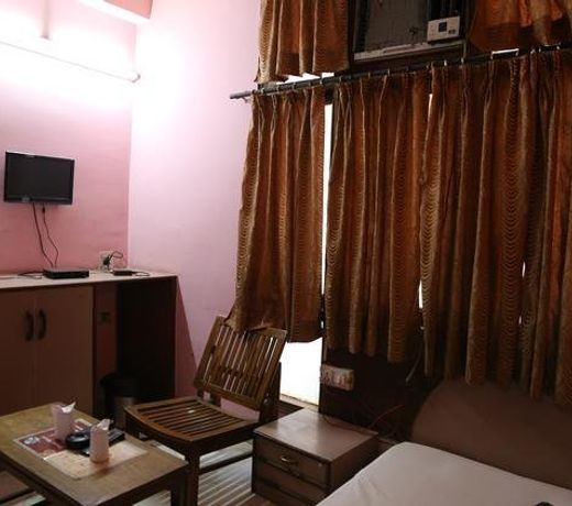Hotel Karlo Kastle 5 min walk From New Delhi Railway Station