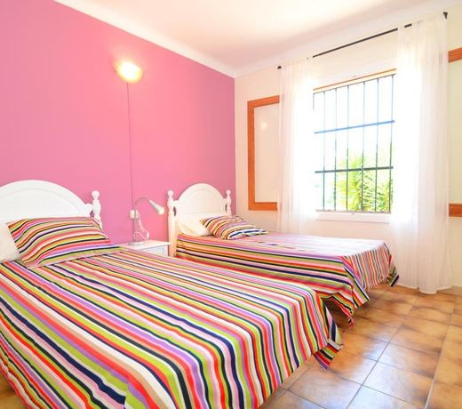 Villa Can Pau, pool and garden close to the beach