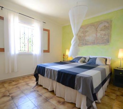 Villa Can Pau, pool and garden close to the beach