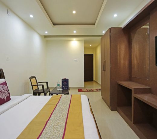 OYO 7905 Holiday Inn