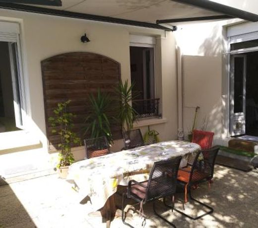 cosy rare 2 bedroom apartment around a private garden