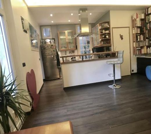 cosy rare 2 bedroom apartment around a private garden