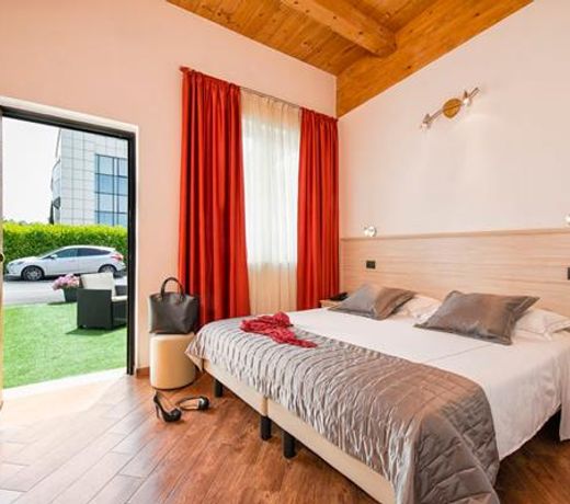 Simon Hotel