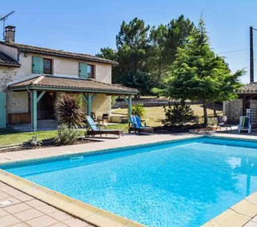 Stunning home in Sainte Gemme with 3 Bedrooms, WiFi and Private swimming pool