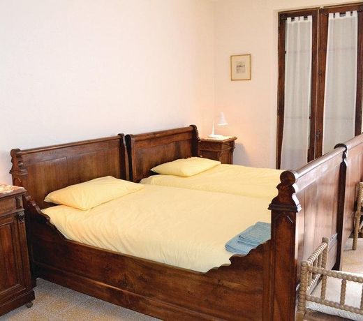 Stunning home in Durfort Lacapelette with 6 Bedrooms, Internet and Outdoor swimming pool