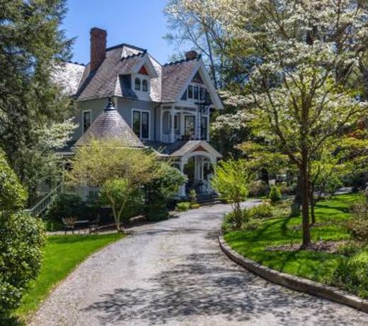 The 1899 Wright Inn & Carriage House