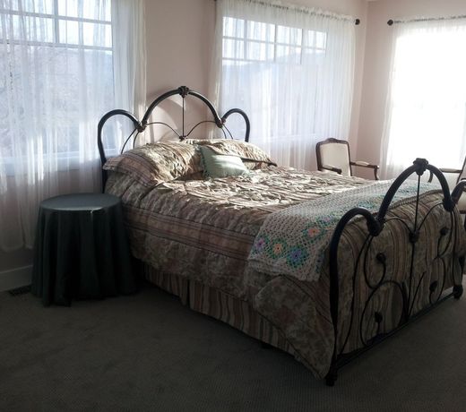 Harvelle House Bed & Breakfast