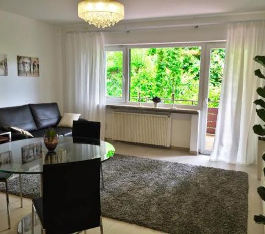 Apartment - zentrumsnah, eigener Parkplatz und großer Balkon ins Grüne