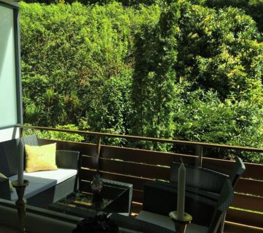 Apartment - zentrumsnah, eigener Parkplatz und großer Balkon ins Grüne