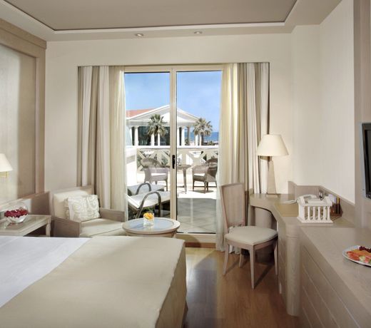 Las Arenas Balneario Resort