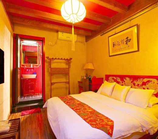L'HOTEL DU PALAIS ROUGE (LAMA TEMPLE)