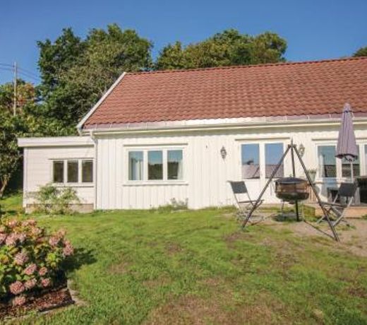 Stunning home in Mandal with 5 Bedrooms and WiFi