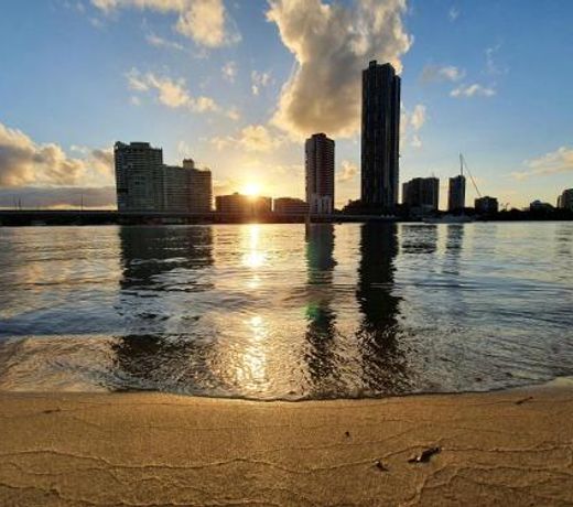 Main Beach Waterfront Apartment