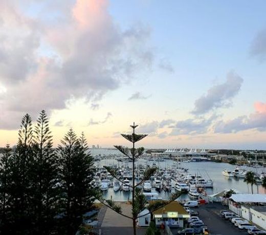 Main Beach Waterfront Apartment