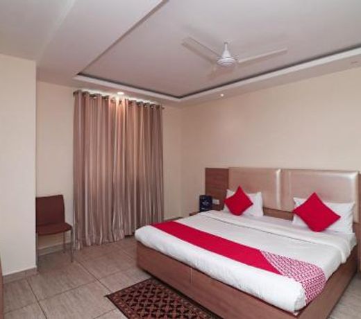 OYO 4477 City Square Hotel