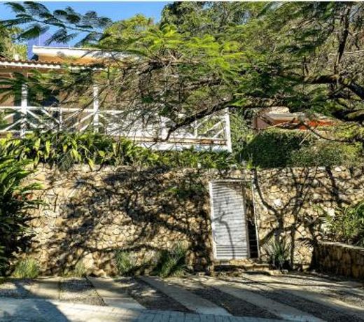 Casas com jacuzzi e churrasqueira a 500 metros da Praia do PerequÃª na Ilhabela