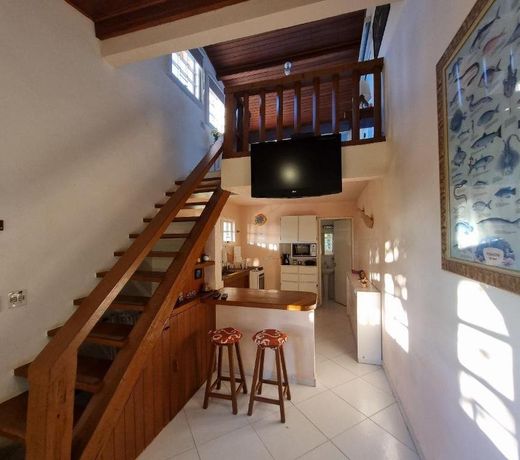 Casas com jacuzzi e churrasqueira a 500 metros da Praia do PerequÃª na Ilhabela