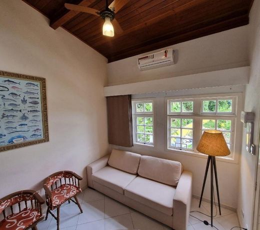 Casas com jacuzzi e churrasqueira a 500 metros da Praia do PerequÃª na Ilhabela