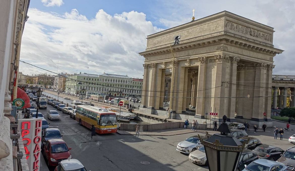 Apartment with Kazan Cathedral View