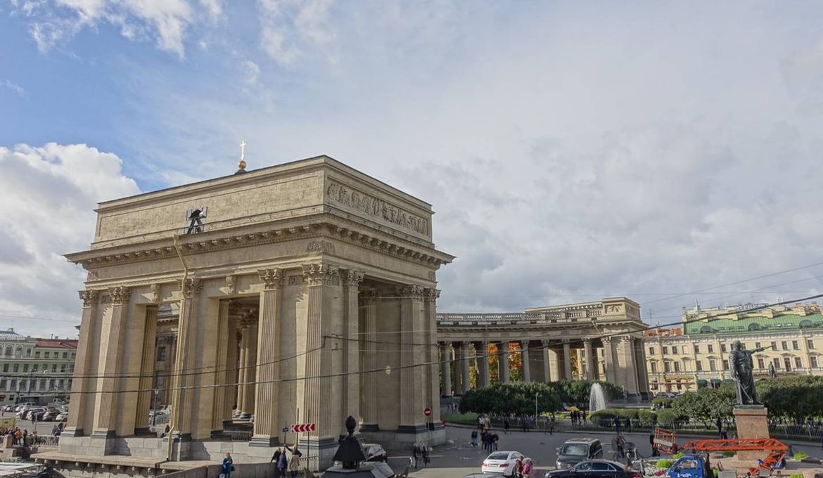 Apartment with Kazan Cathedral View