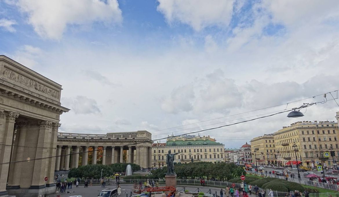 Apartment with Kazan Cathedral View