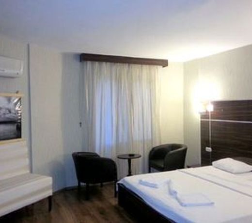 Iyonya Hotel