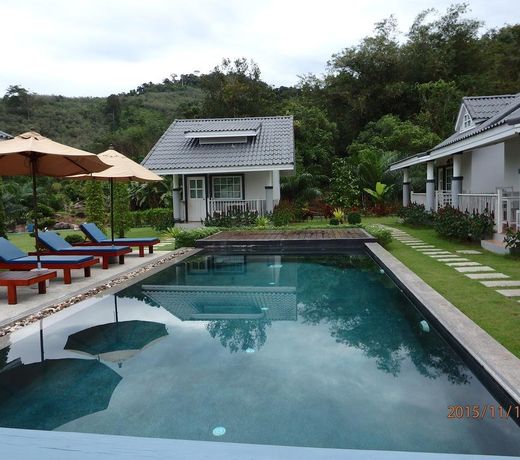Suksompong Resort