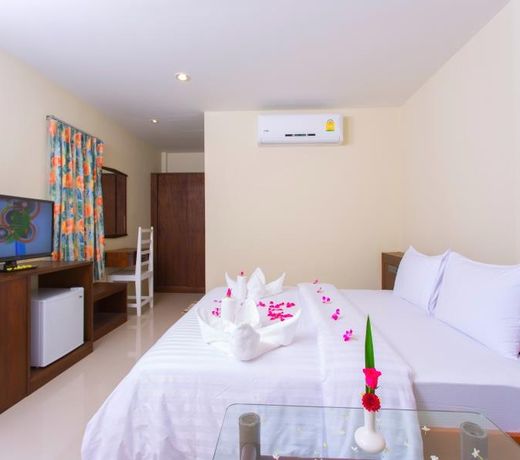 Suksompong Resort