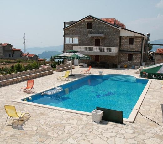 VILA LAZAR