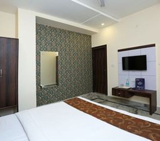 OYO 11540 Hotel Royal INN