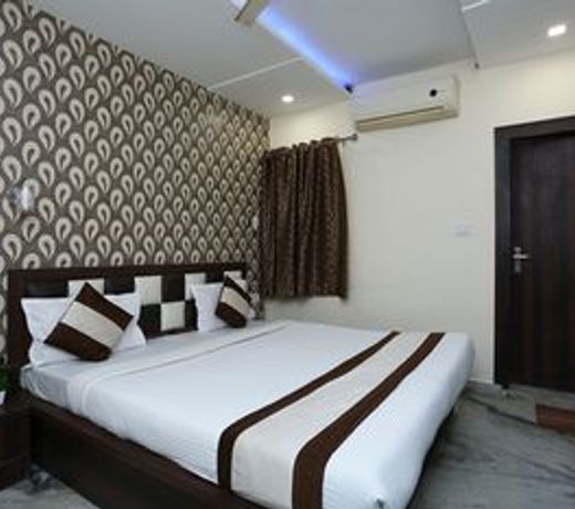 OYO 11540 Hotel Royal INN