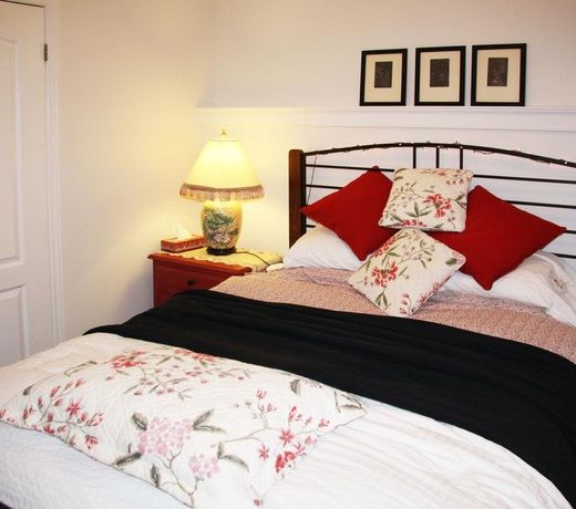 2 Moon Cottage