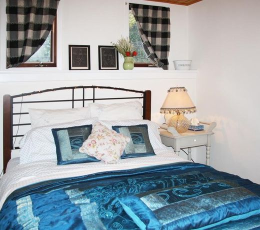 2 Moon Cottage