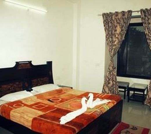 Rang Bhawan Inn - A Lake View Hotel