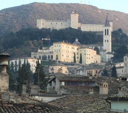 Sotto i tetti del borgo