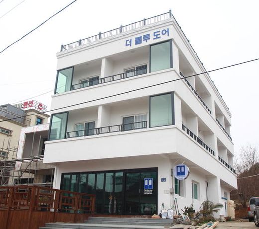Blue Door Hostel Guesthouse