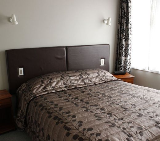 Colonial Motel
