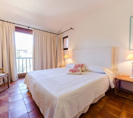 Sea-view and private access to the beach