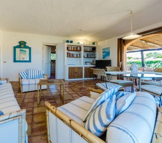 Sea-view and private access to the beach