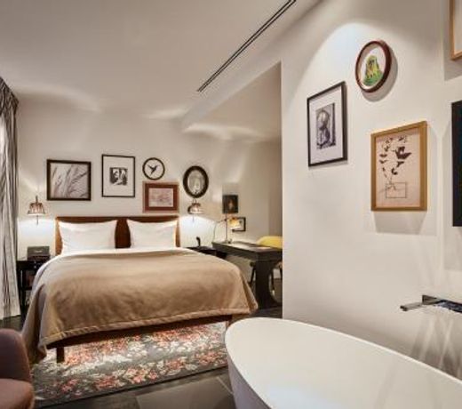 Sir Nikolai Hotel