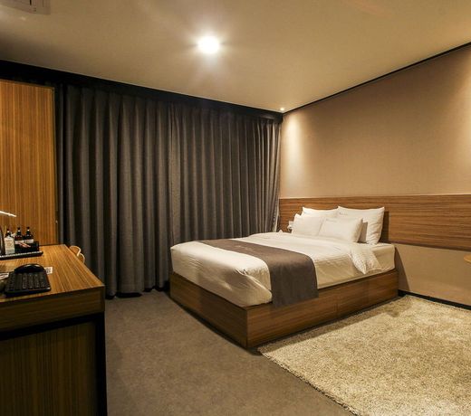 Hotel The May