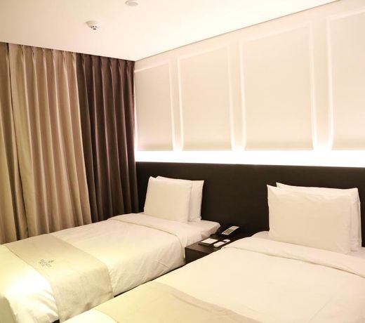 Vella Suite Hotel