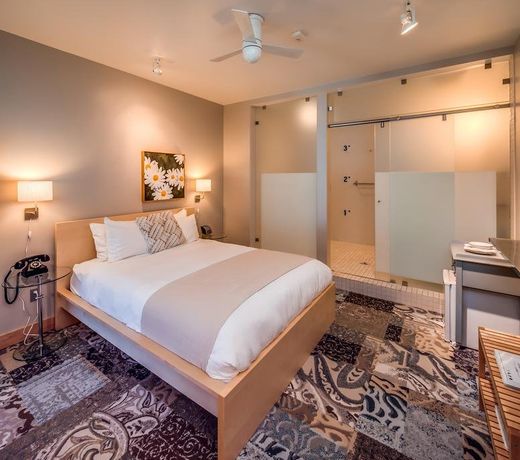 Island Inn at 123 West