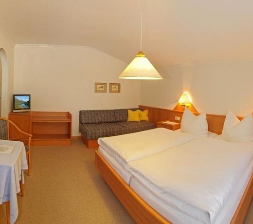 Dorfcafe Unken Hotelpension sWirtshaus im Dorf