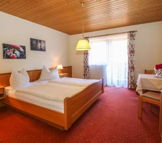 Dorfcafe Unken Hotelpension sWirtshaus im Dorf