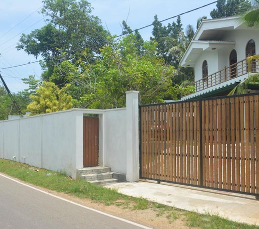Villa Green White